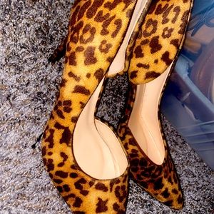 Womens suede leopard pumps